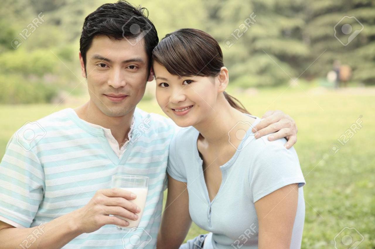 여자의 어깨에 손으로 우유 한 잔을 들고 남자 로열티 무료 사진, 그림, 이미지 그리고 스톡포토그래피. Image 26227142.
